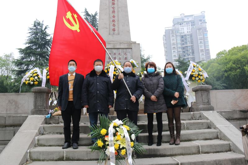 湘北汽運黨支部主題黨日活動，緬懷抗日英烈，祭掃墓地，敬獻花籃。